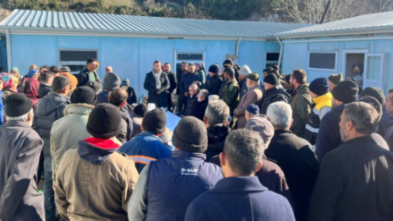 Milletvekili Cora, depremzedeleri yalnız bırakmıyor