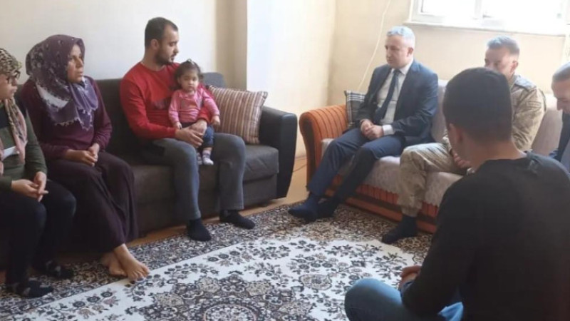 Kaymakam İkis depremzede aileleri yalnız bırakmıyor