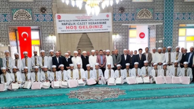 28 Öğrenci hafız olmanın gururunu yaşadı