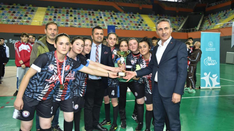 TONYA ANADOLU LİSESİ FUTSAL TAKIMINDAN BÜYÜK BAŞARI